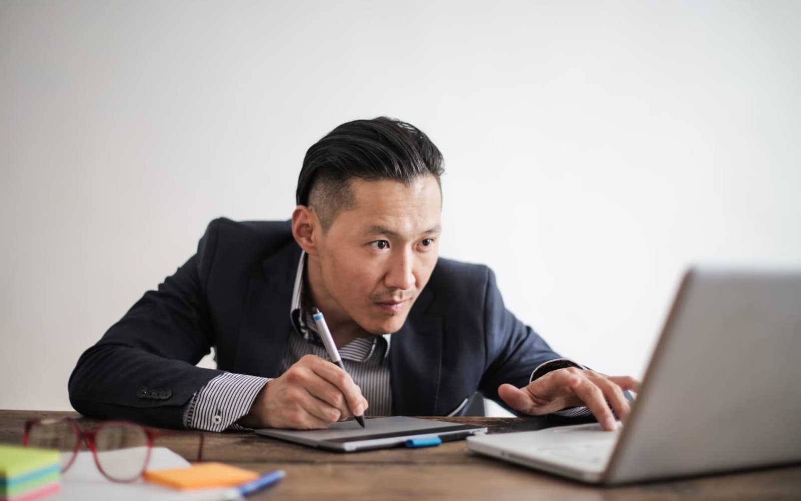 Người dùng cân nhắc trước khi thao tác trên laptop