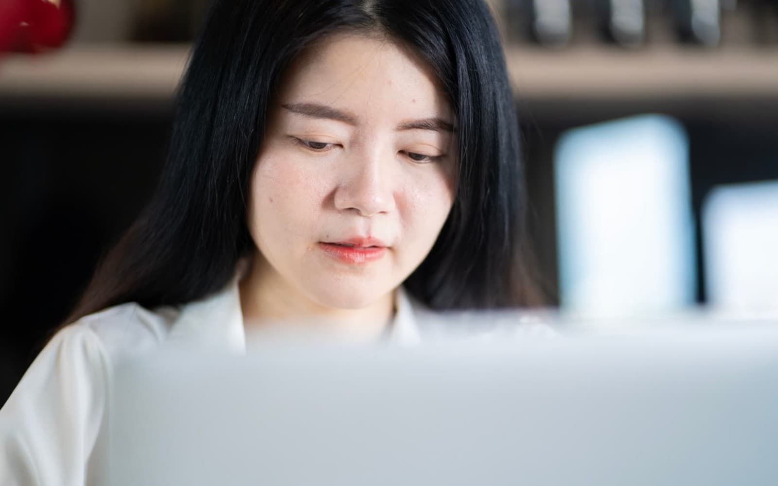 Nhân viên chăm chú đọc kết quả trên màn hình laptop