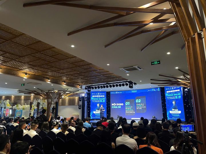 Toàn cảnh hội trường hội thảo đông người, màn hình LED lớn phía trước