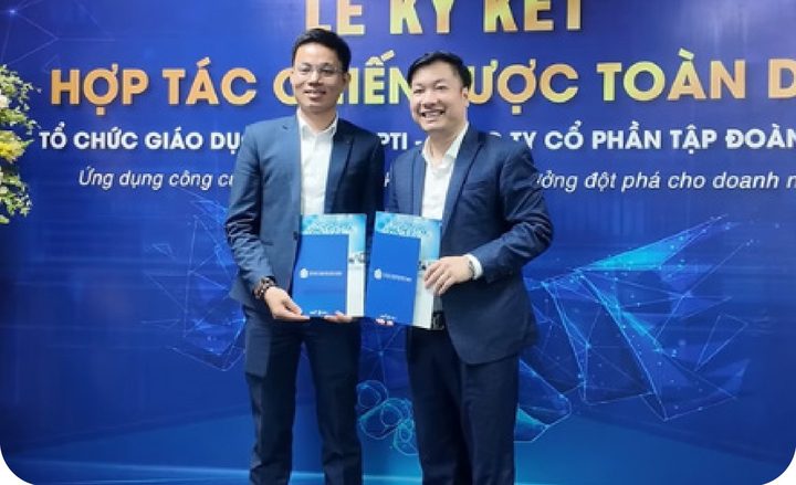 Hai đại diện cầm văn bản hợp tác trong lễ ký kết