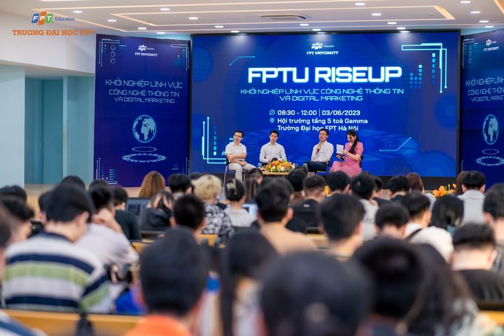 Khán phòng đông sinh viên theo dõi buổi tọa đàm