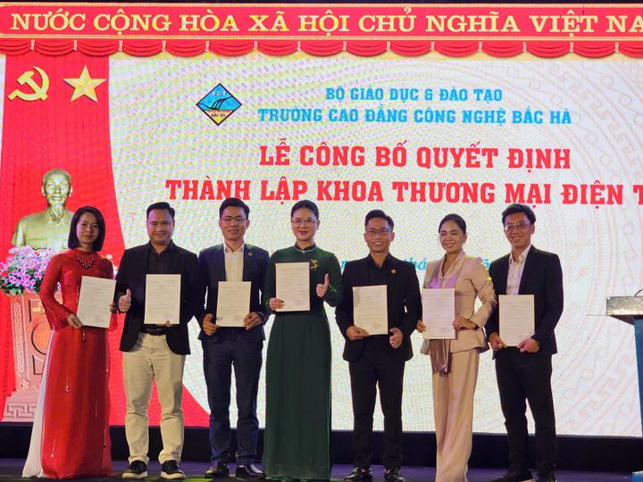 Nhóm khách mời cầm quyết định tại lễ công bố thành lập khoa