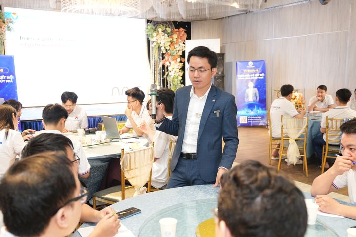Diễn giả trò chuyện cùng người tham dự ngồi quanh bàn tròn