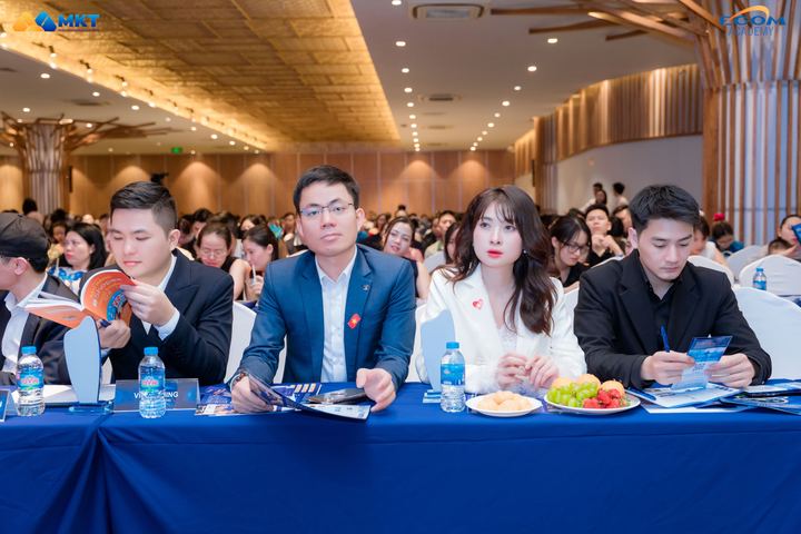 Khách mời ngồi hàng đầu tại hội thảo