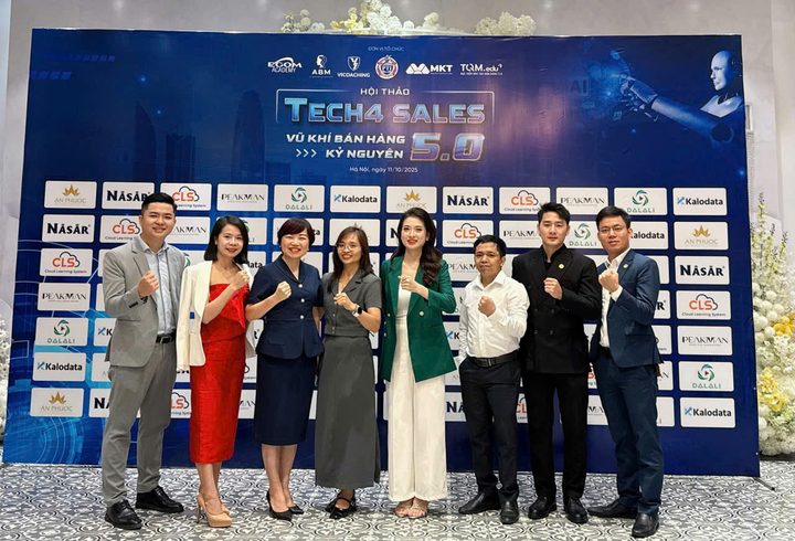 Tám diễn giả và khách mời chụp ảnh trước phông hội thảo