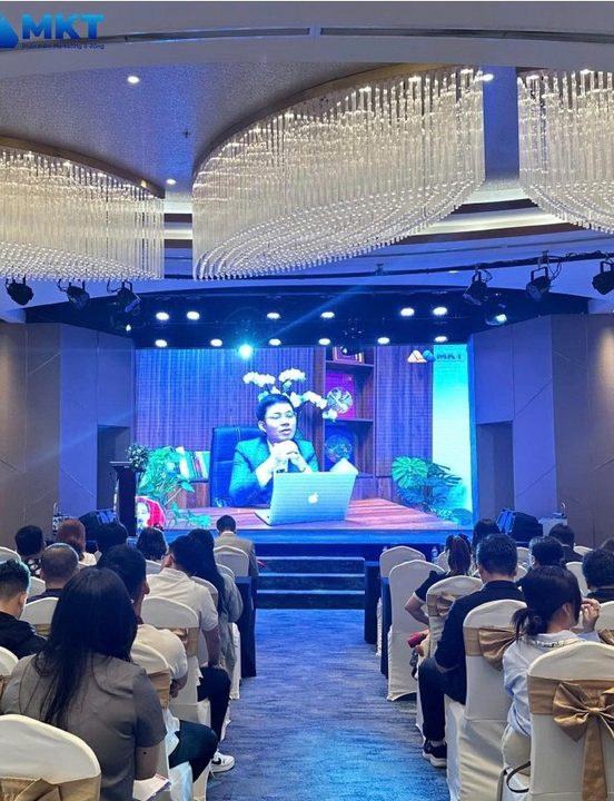 Sân khấu và khán phòng của một sự kiện doanh nghiệp