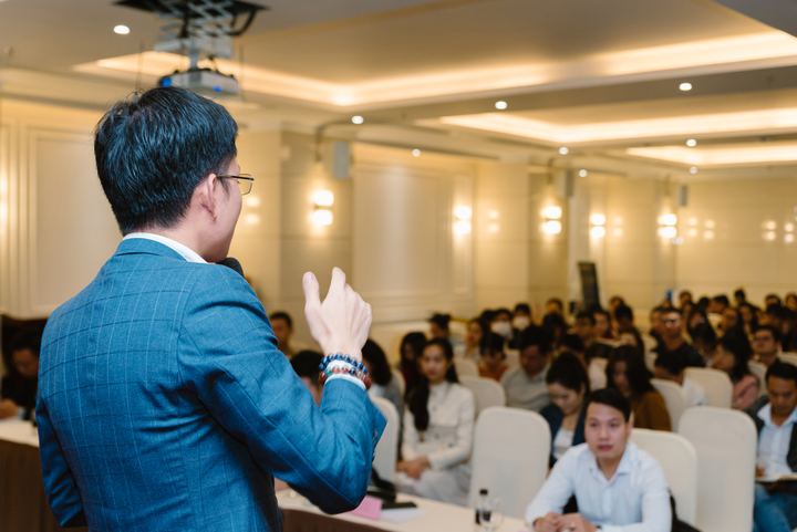 Diễn giả nhìn xuống khán phòng đang lắng nghe
