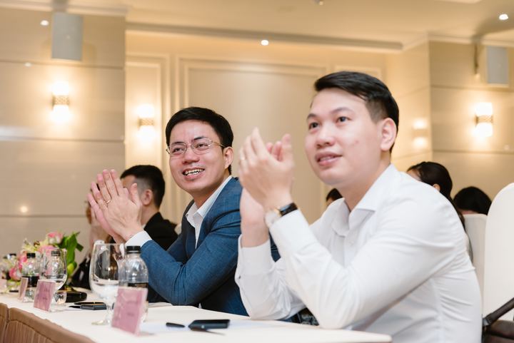 Hai khách mời vỗ tay tại hội thảo