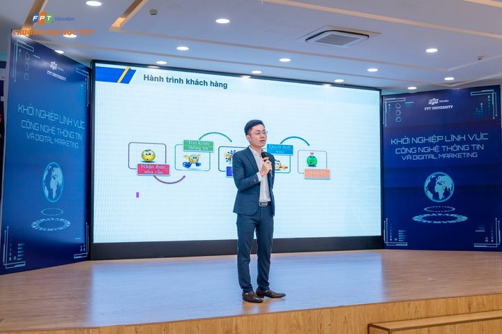Diễn giả trình bày trên sân khấu lớn trước màn hình