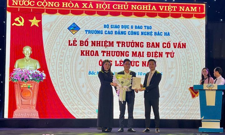 Lễ bổ nhiệm trên sân khấu, trao hoa và quyết định