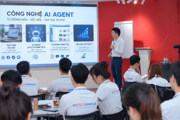 Diễn giả giảng về công nghệ AI Agent trước học viên mặc đồng phục