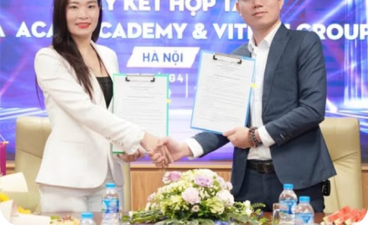 Hai đại diện bắt tay trong lễ ký kết hợp tác