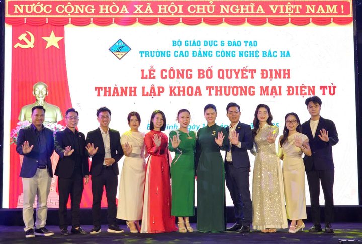 Đông đủ khách mời giơ tay chụp ảnh chung trên sân khấu