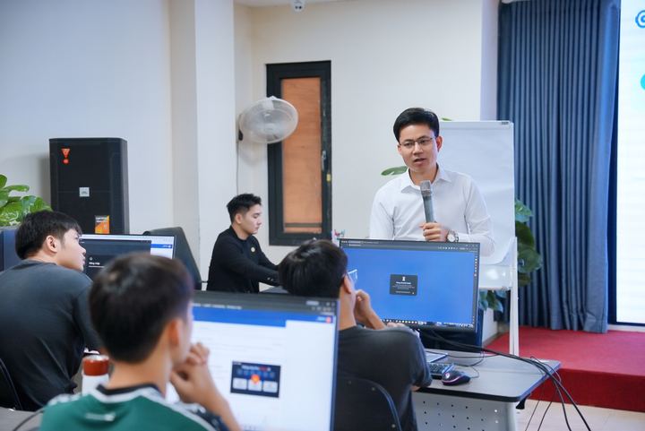 Diễn giả hướng dẫn người học thực hành trên máy tính