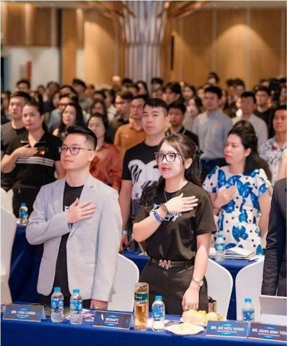 Khách mời tham dự sự kiện trong hội trường