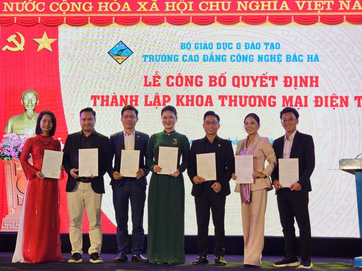 Khách mời cầm quyết định, chụp ảnh lưu niệm sau lễ công bố