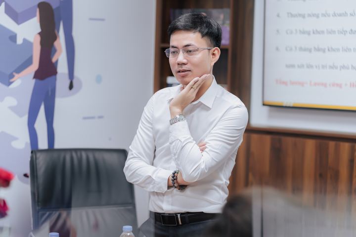 Diễn giả đưa tay lên cằm trong lúc lắng nghe