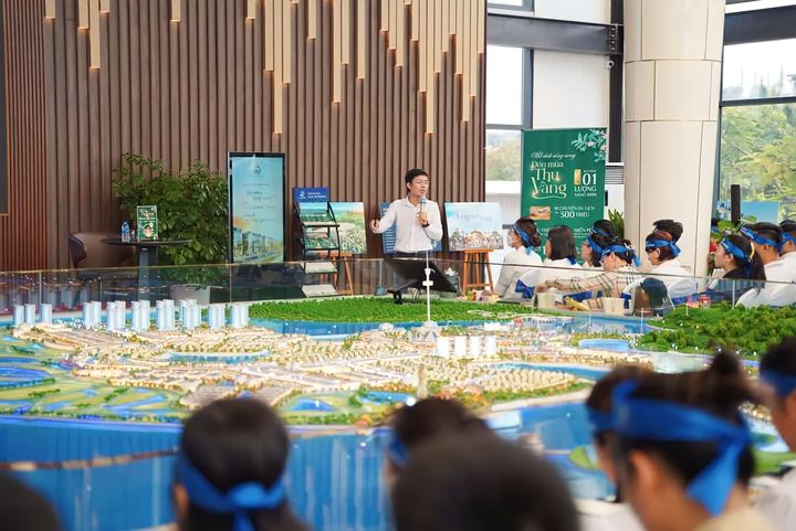 Buổi chia sẻ tại sảnh trưng bày, người tham dự đeo băng đô xanh