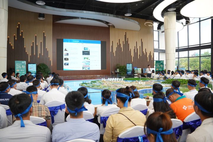 Khán giả ngồi kín hội trường tại sảnh trưng bày