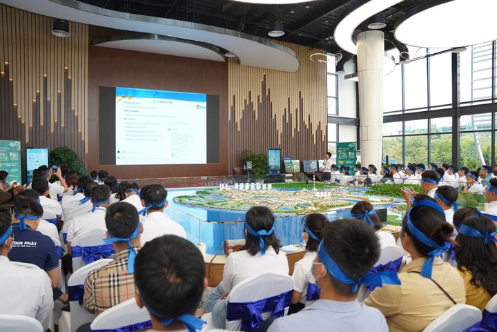 Người tham dự theo dõi bài giảng trên màn hình