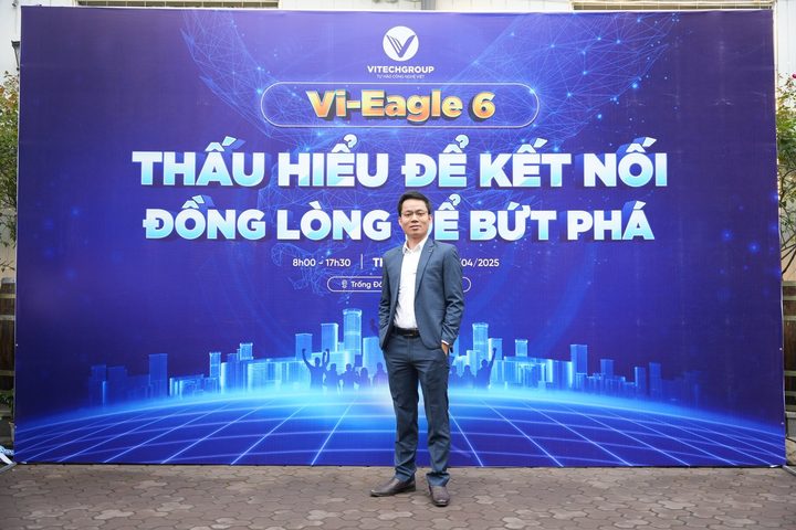 Diễn giả đứng trên sân khấu một sự kiện lớn