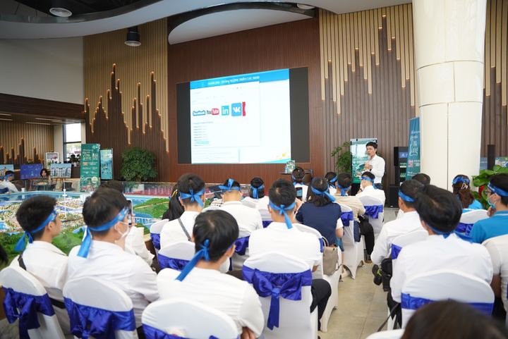 Người tham dự chăm chú theo dõi bài thuyết trình