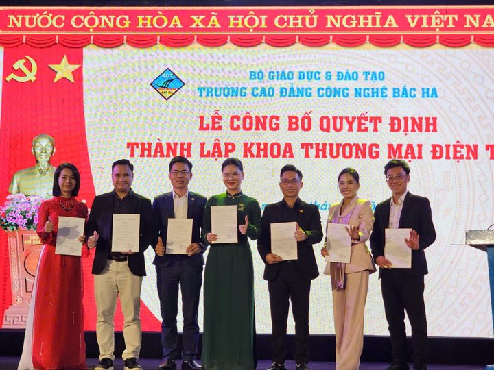 Bảy khách mời cầm quyết định, chụp ảnh lưu niệm