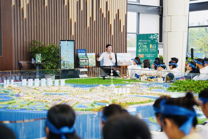 Mô hình lớn ở sảnh sự kiện, diễn giả đứng phía sau