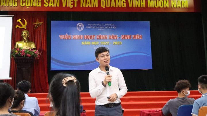 Diễn giả trao đổi với sinh viên trong hội trường