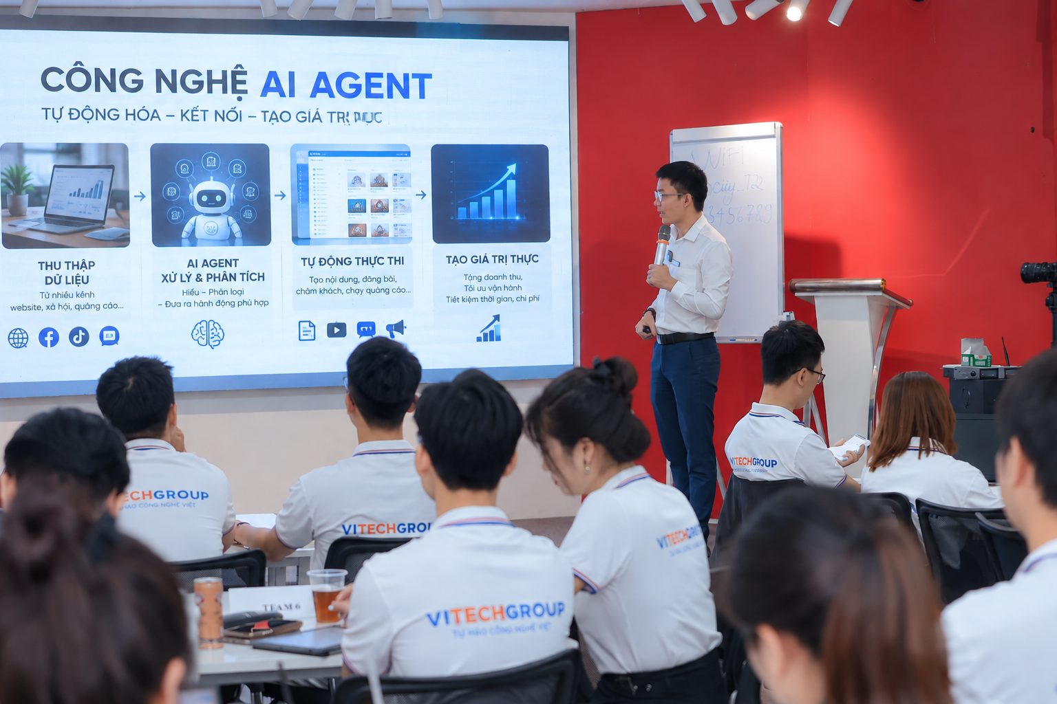 Diễn giả giảng về công nghệ AI Agent trước học viên mặc đồng phục